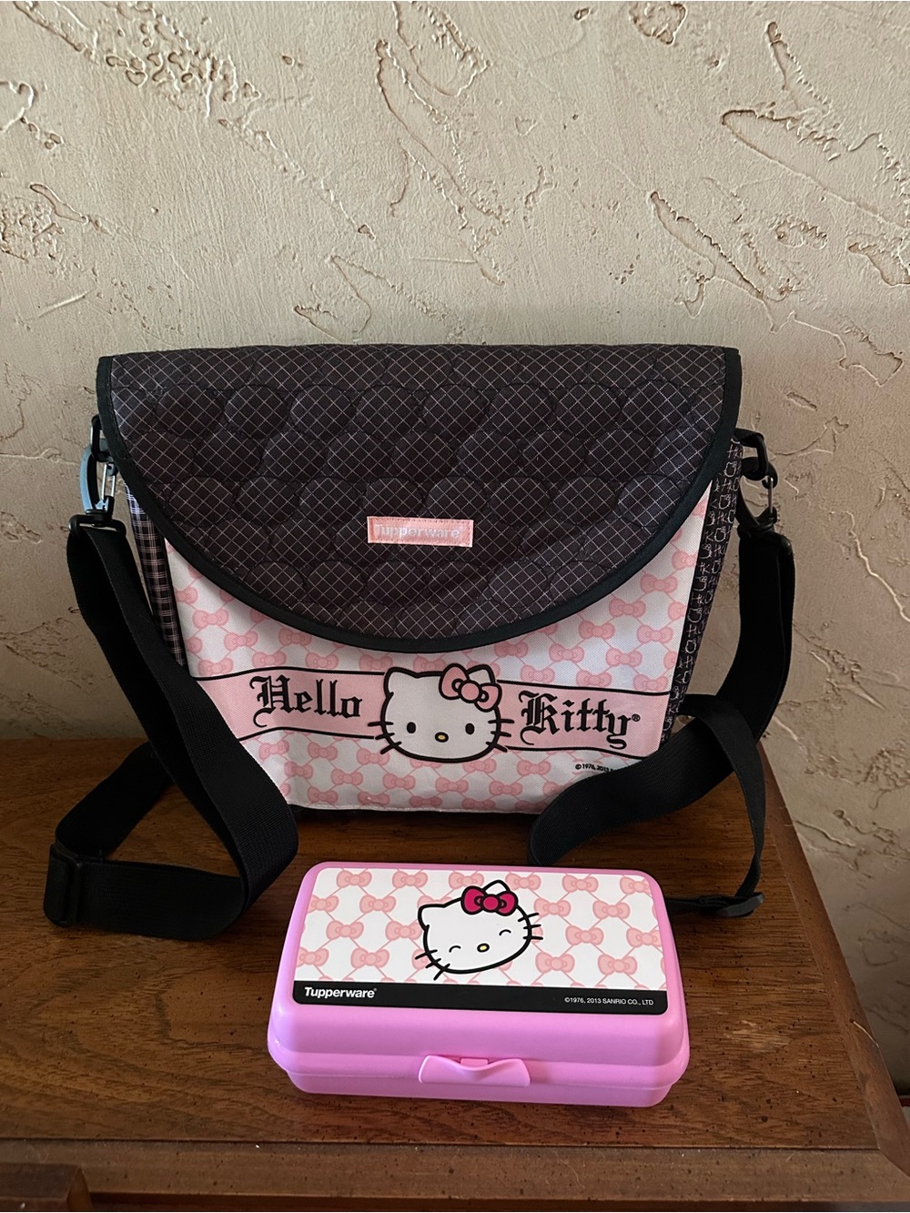 2013 Tupperware Hello Kitty Insulated Lunch Bag with Pink Food Keeper EUC